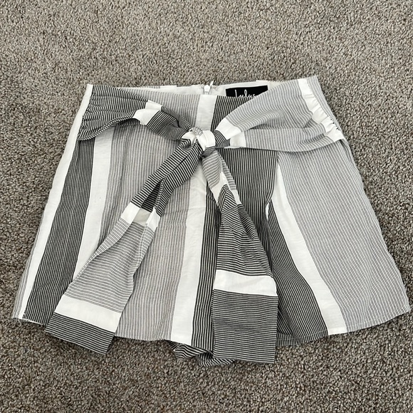 Lulu’s Adieu White and Grey Striped Tie-Front Skort - Picture 3 of 5